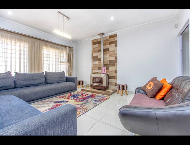 4 BEDROOM FREEHOLD FOR SALE IN MARLBORO GARDENS